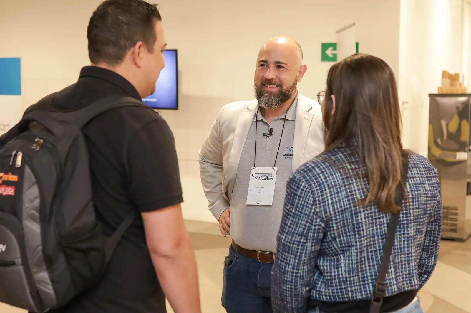 Profissionais de dados conversando em um evento